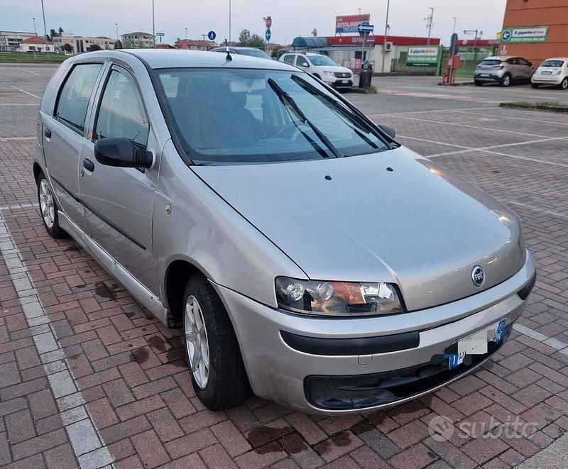 Usado Fiat Punto 60 CV (44 kW) 2001 Gris Utilitario