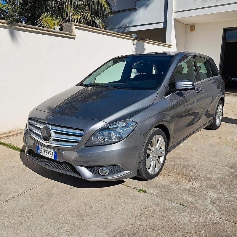 Usata Mercedes B180 108 CV (79 kW) 2013 Grigio Monovolume