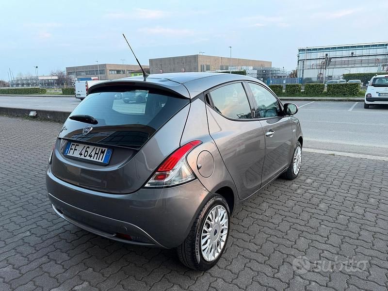 Usata Lancia Ypsilon 69 CV (50 kW) 2016 Grigio Utilitaria