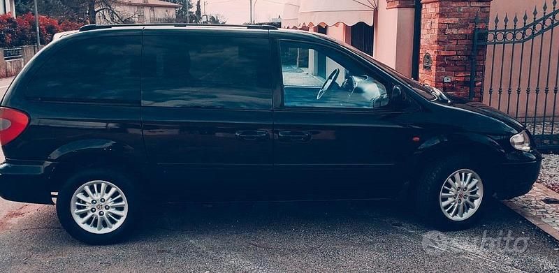 Usata Chrysler Voyager 150 CV (110 kW) 2004 Nero Monovolume