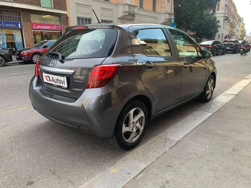 Usata Toyota Yaris Hybrid Active 75 CV (55 kW) 2016 Grigio Berlina