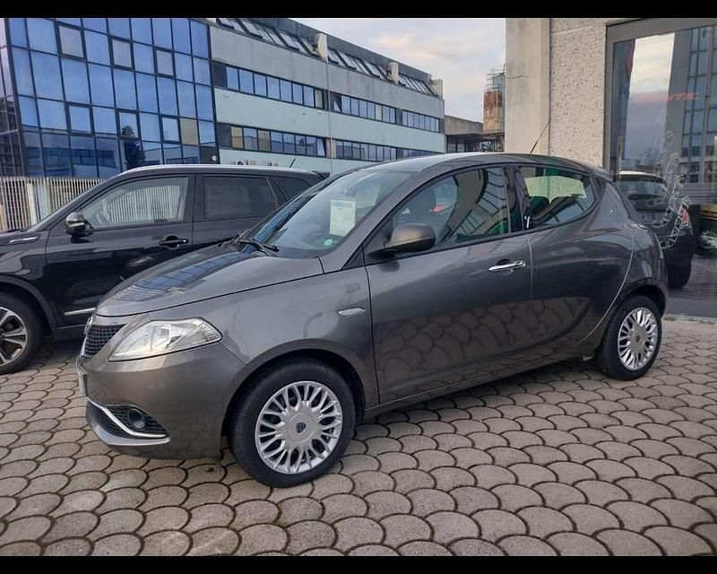 Usata Lancia Ypsilon Silver 69 CV (50 kW) 2016 Grigio scuro Utilitaria