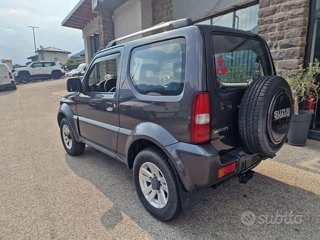 Usata Suzuki Jimny 85 CV (62 kW) 2011 Grigio SUV
