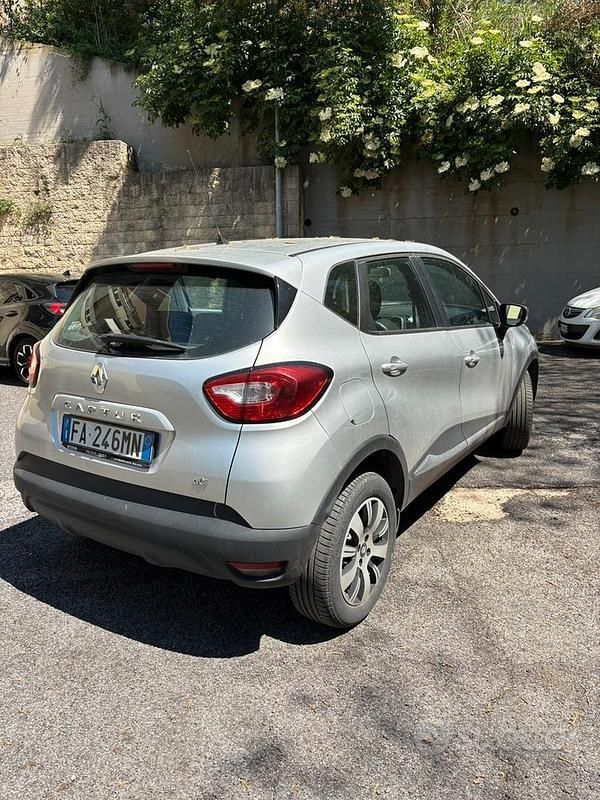 Usata Renault Captur Zen 90 CV (66 kW) 2015 Grigio SUV