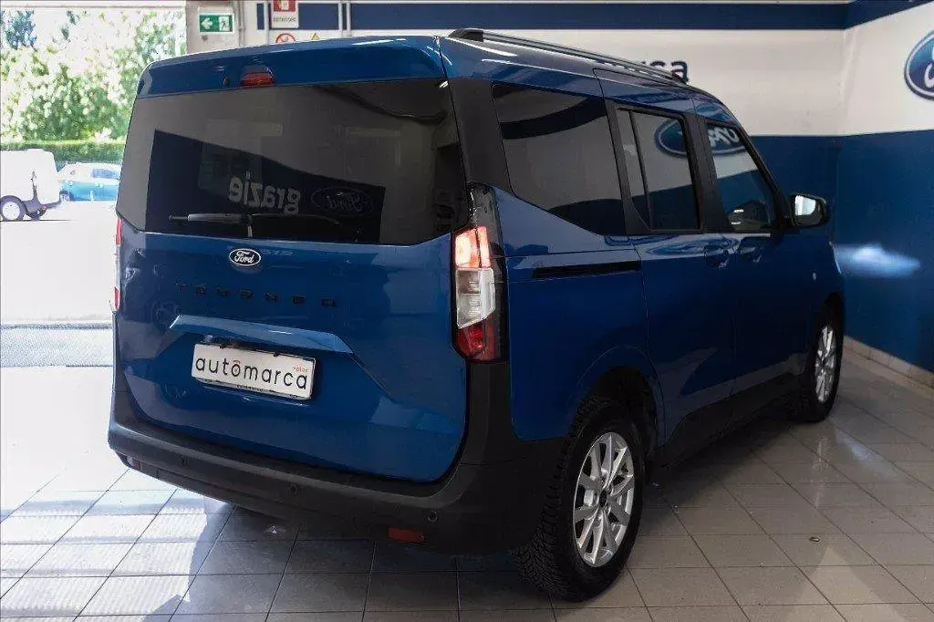 Usata Ford Tourneo Courier Titanium 126 CV (92 kW) 2024 Blu metallizzato Monovolume