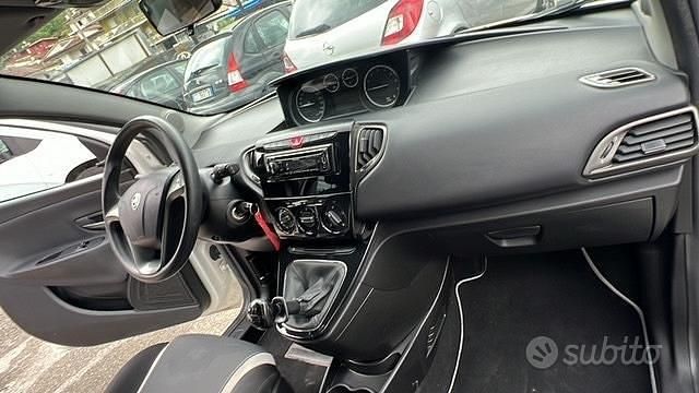 Usata Lancia Ypsilon 69 CV (50 kW) 2015 Bianco Utilitaria