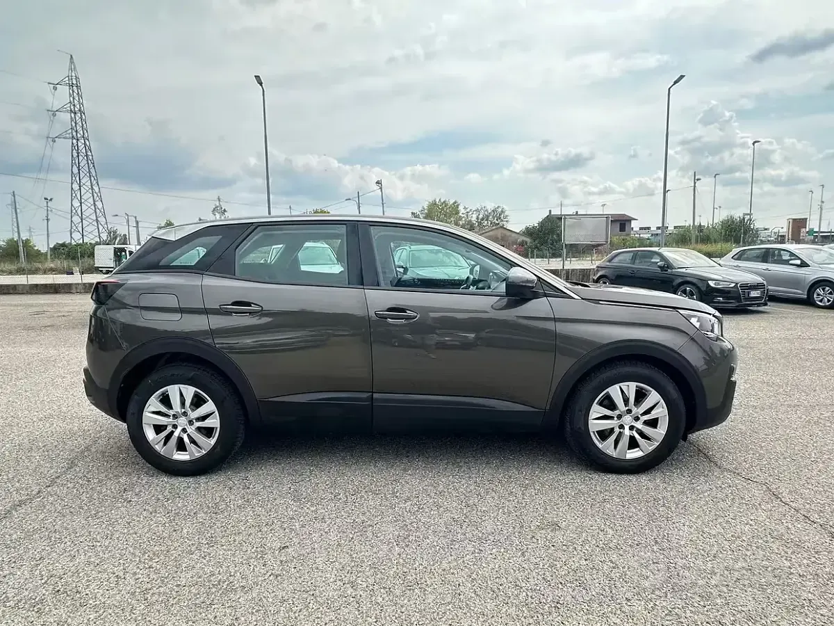 Usata Peugeot 3008 Business-Line 131 CV (96 kW) 2020 Verde SUV