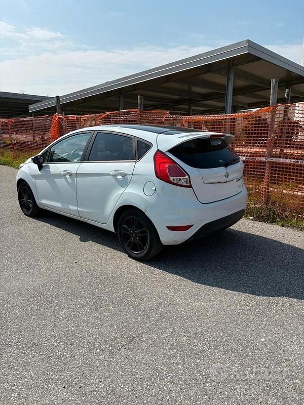 Usata Ford Fiesta 75 CV (55 kW) 2016 Bianco Utilitaria