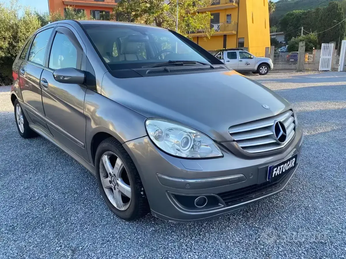 Usata Mercedes B200 140 CV (102 kW) 2007 Grigio Monovolume