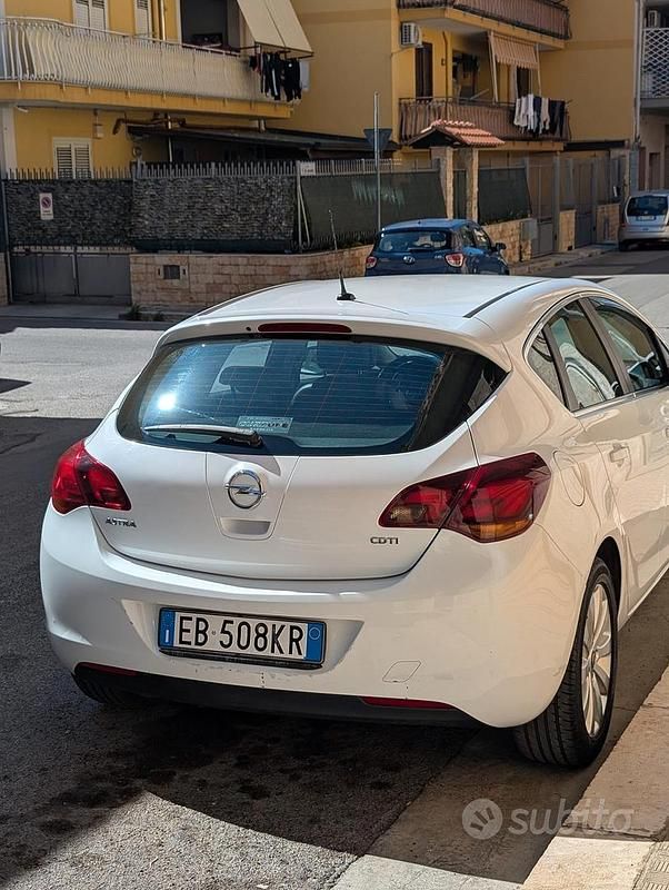 Usata Opel Astra 110 CV (80 kW) 2011 Bianco Berlina