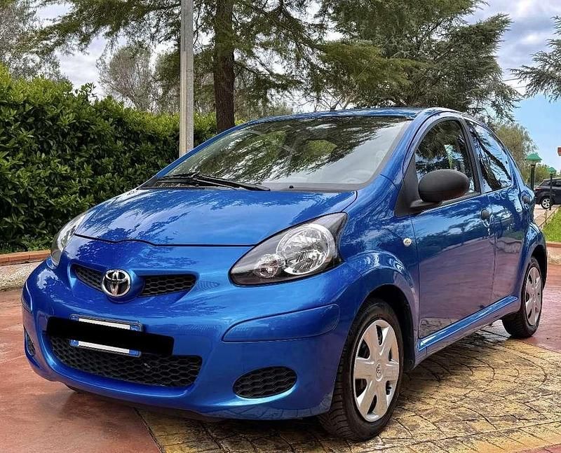 Usata Toyota Aygo Connect Style 68 CV (50 kW) 2011 Blu Utilitaria