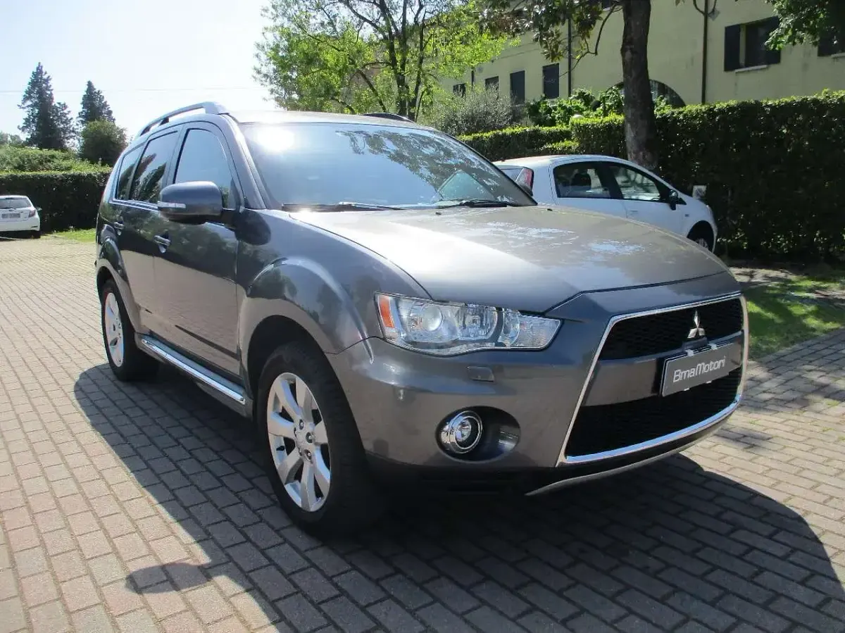 Usata Mitsubishi Outlander Instyle 156 CV (114 kW) 2011 Grigio SUV