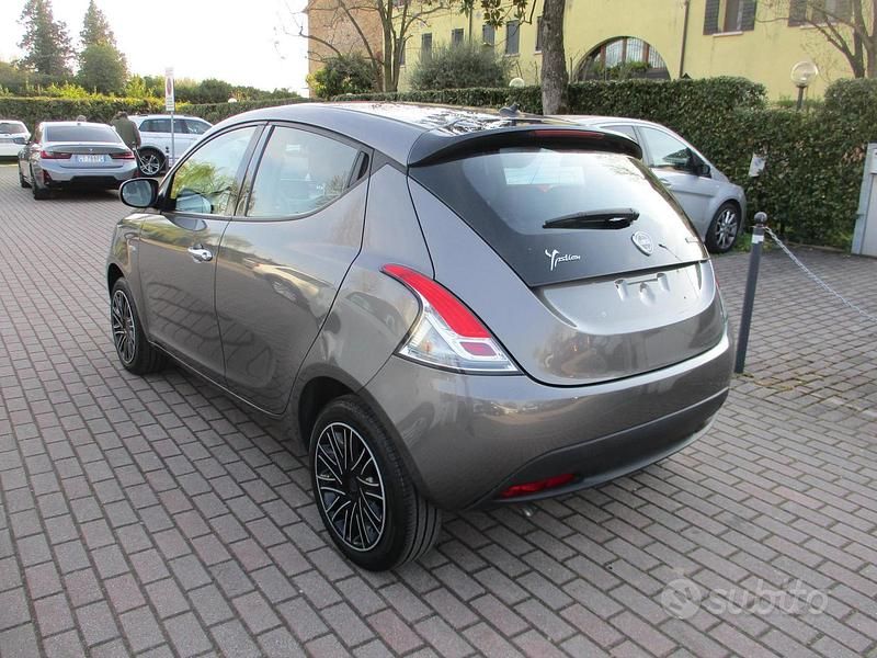 Usata Lancia Ypsilon Silver 69 CV (50 kW) 2023 Grigio Utilitaria