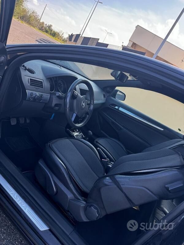 Usata Opel Astra 150 CV (110 kW) 2007 Utilitaria