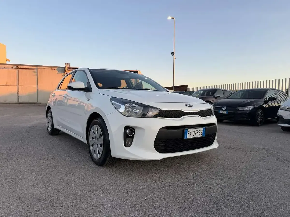 Usata Kia Rio 82 CV (60 kW) 2017 Bianco Berlina
