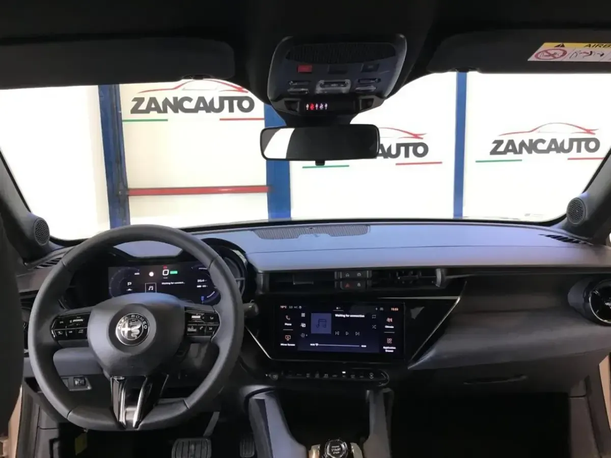 Usata Alfa Romeo Junior 114 kW (156 CV) 2025 Beige SUV