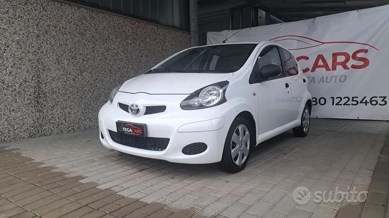 Bianco Usata 2012 Toyota Aygo Connect Style Due volumi | 4199 € (Buon prezzo) - Immagine 1/4