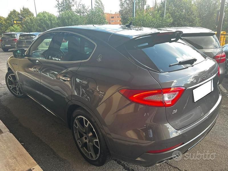 Usata Maserati Levante 275 CV (202 kW) 2018 Grigio scuro SUV