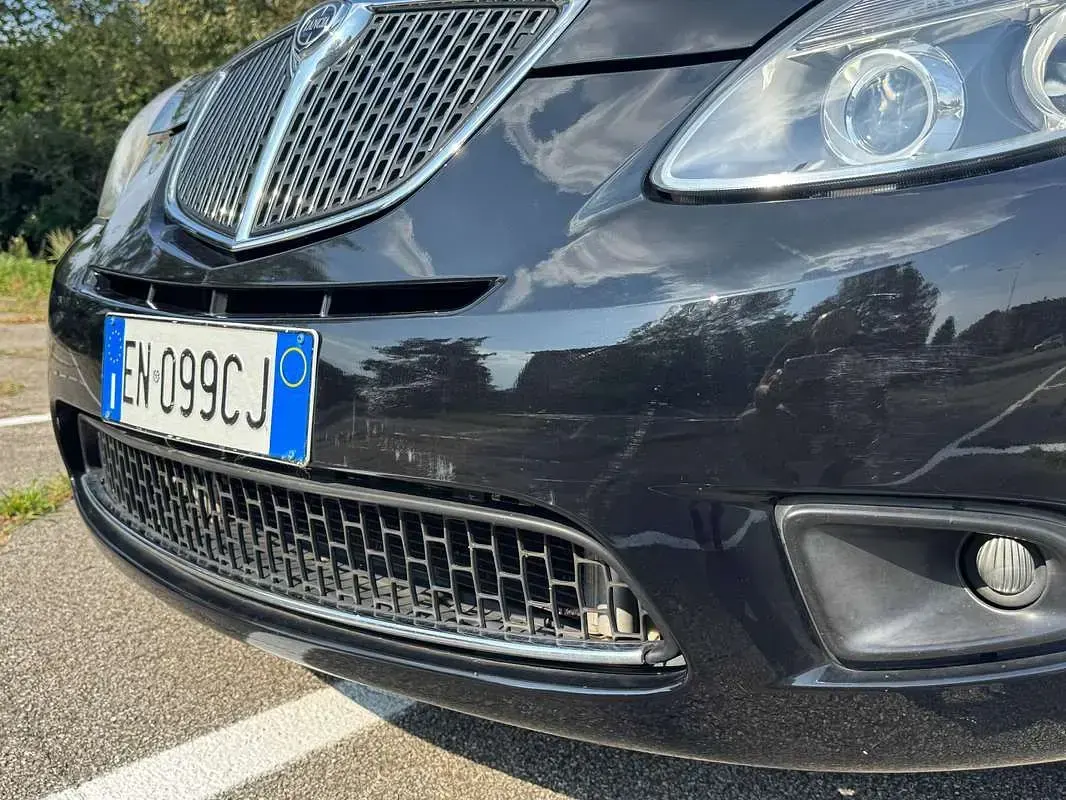 Usata Lancia Ypsilon 77 CV (56 kW) 2012 Nero Utilitaria