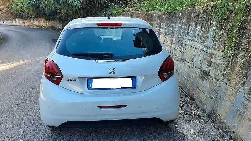 Usata Peugeot 208 Allure 82 CV (60 kW) 2015 Bianco Utilitaria