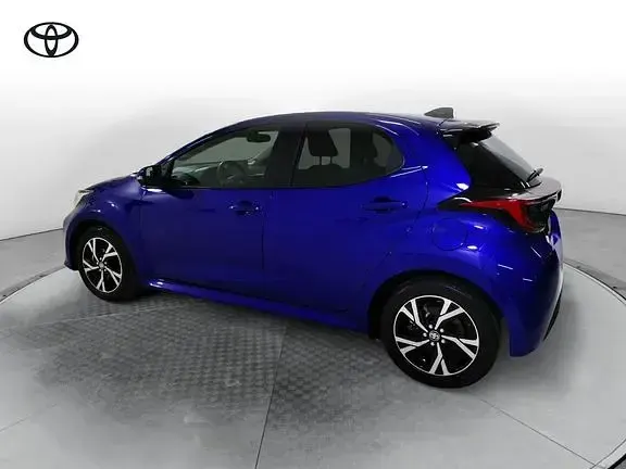 Nuova Toyota Yaris Hybrid Lounge 131 CV (96 kW) 2026 Blu Berlina