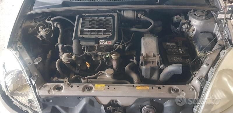 Usata Toyota Yaris 75 CV (55 kW) 2004 Grigio Berlina