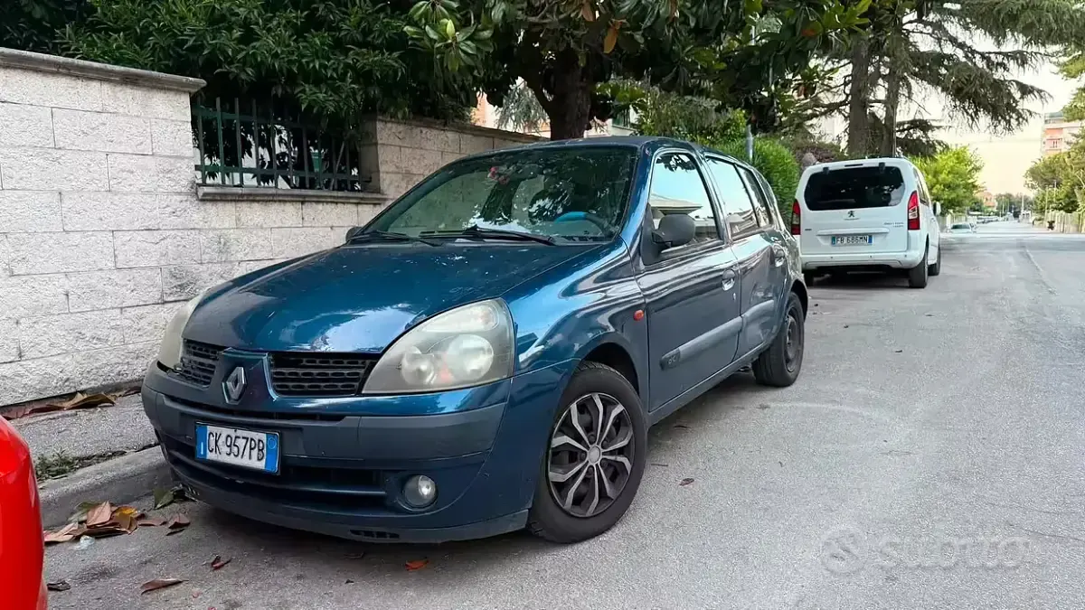 Usata Renault Clio II 58 CV (42 kW) 2003 Bluazzurro Berlina