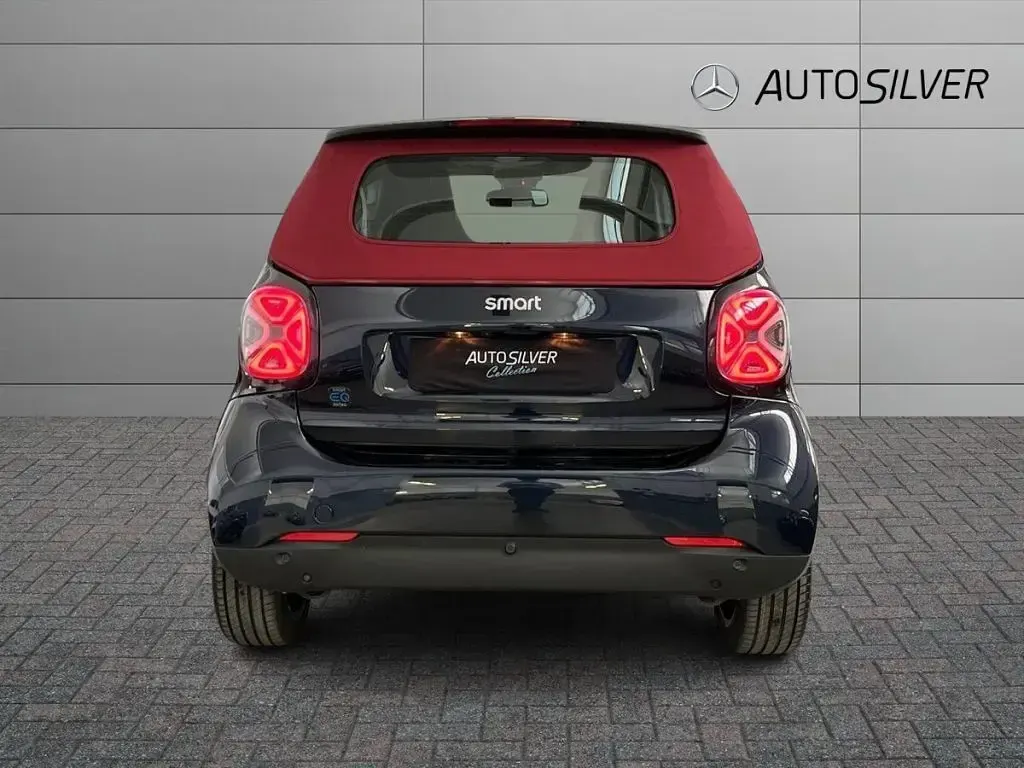 Usata Smart ForTwo Electric Drive 41 kW (56 CV) 2022 Blu / metallizzato Cabrio