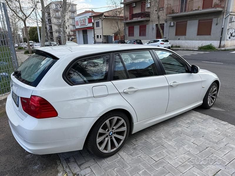 Begagnad BMW 318 143 HK (105 kW) 2010 Vit Kombi