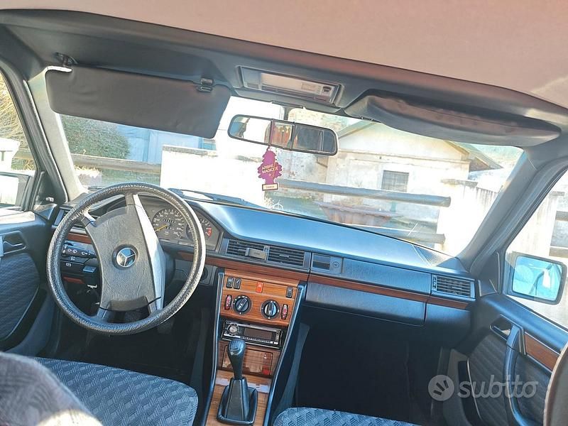 Usado Mercedes E200 109 CV (80 kW) 1990 Berlina