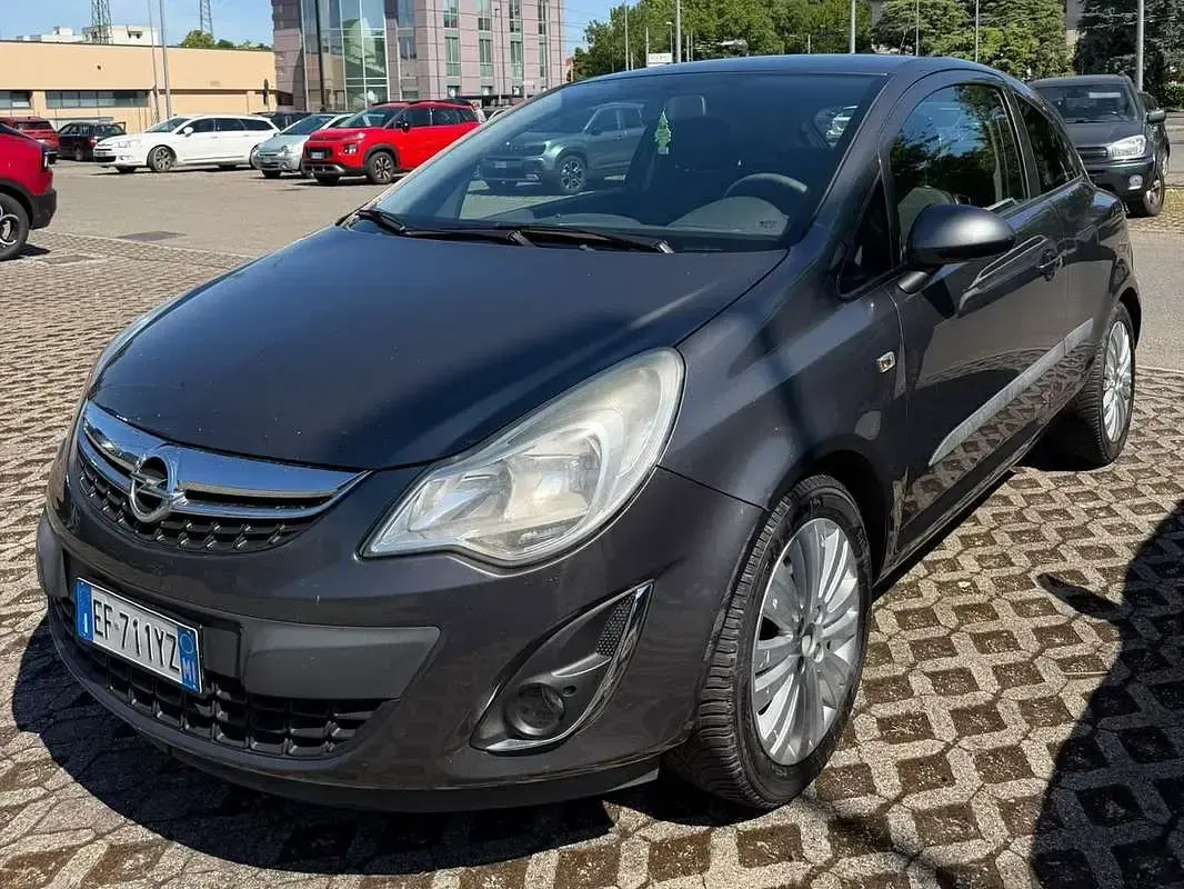 Usata Opel Corsa Edition 75 CV (55 kW) 2011 Grigio Utilitaria