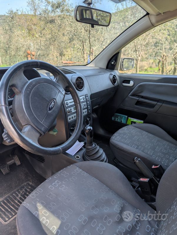 Usata Ford Fusion 68 CV (50 kW) 2004 Grigio Berlina