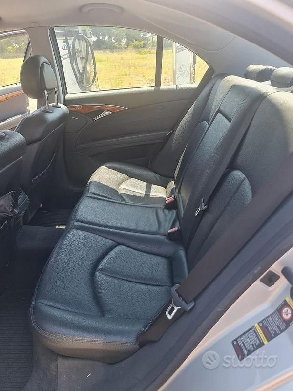 Usata Mercedes E220 150 CV (110 kW) 2004 Grigio Berlina