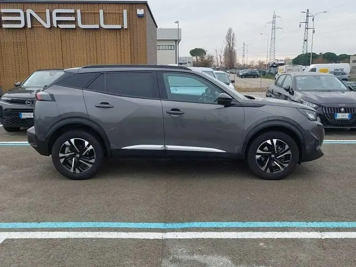 Usata Peugeot 2008 Allure 131 CV (96 kW) 2023 Grigio platinum SUV
