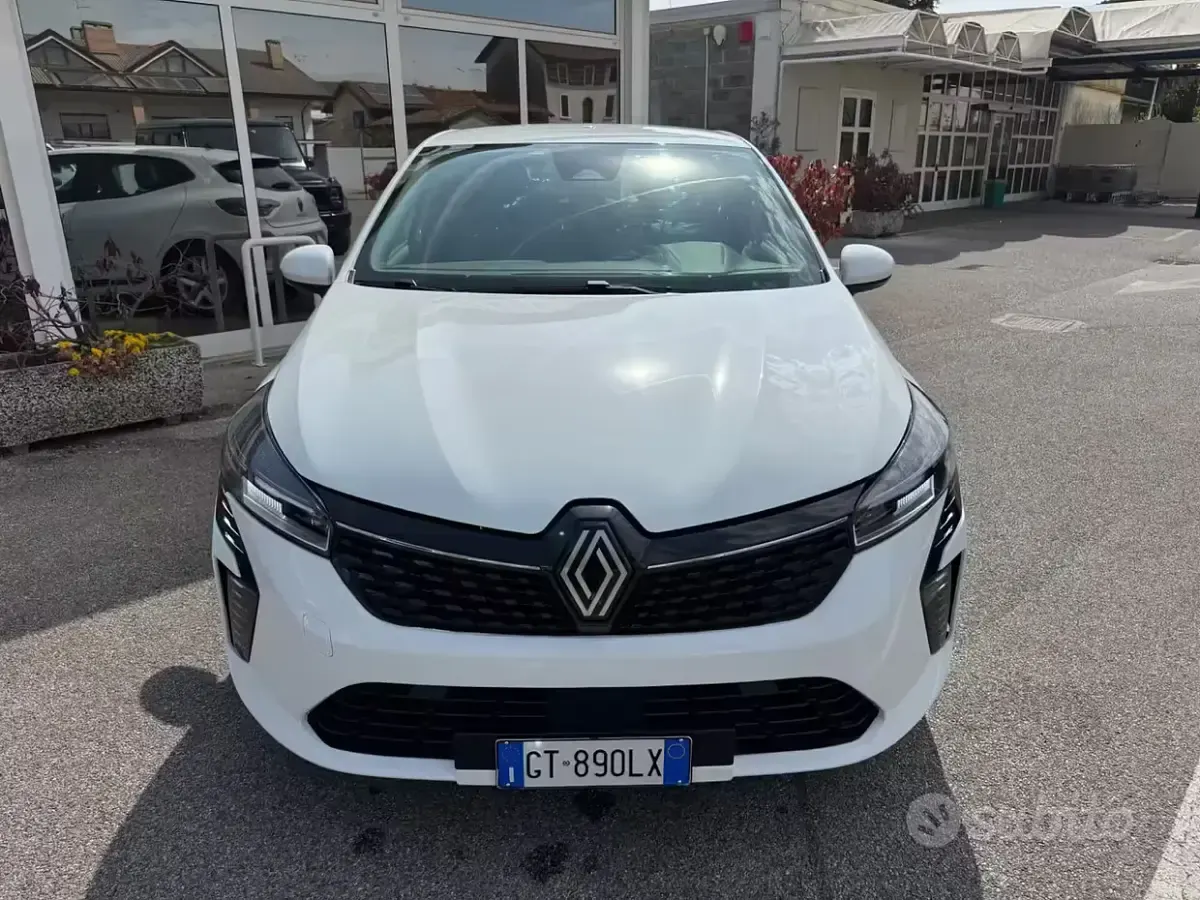 Käytetty Renault Clio V Evolution 101 HP (74 kW) 2024 Valkoinen Sedan