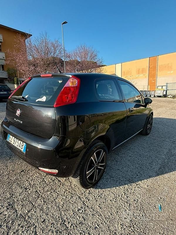 Usata Fiat Grande Punto 77 CV (56 kW) 2015 Nero Utilitaria
