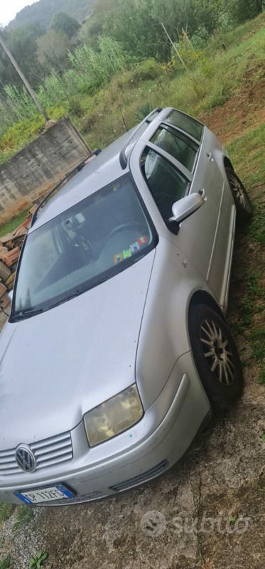 Usado VW Bora 101 CV (74 kW) 2004 Gris Berlina