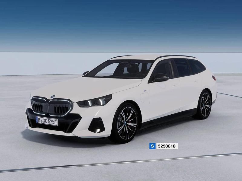 Alpin white Nuova 2025 BMW 530e M Sport Station wagon | 75.020 € (Super prezzo) - Immagine 1/4