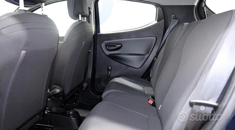 Usata Lancia Ypsilon 60 CV (44 kW) 2016 Blu Utilitaria