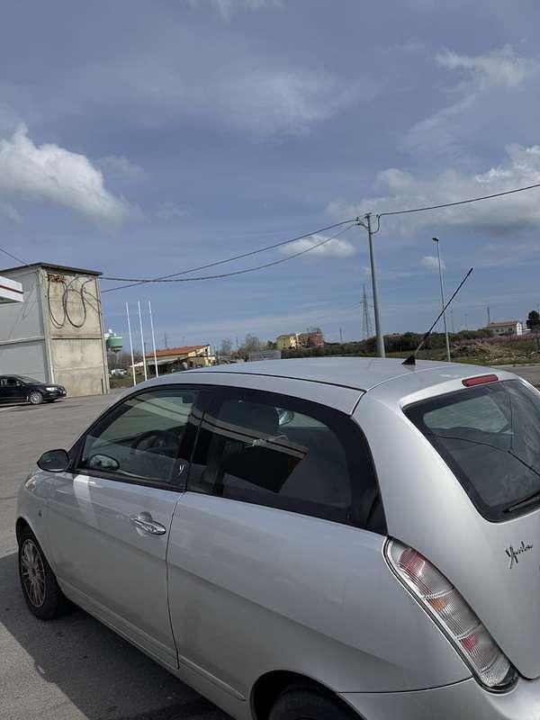 Usata Lancia Ypsilon 75 CV (55 kW) 2008 Argento Utilitaria
