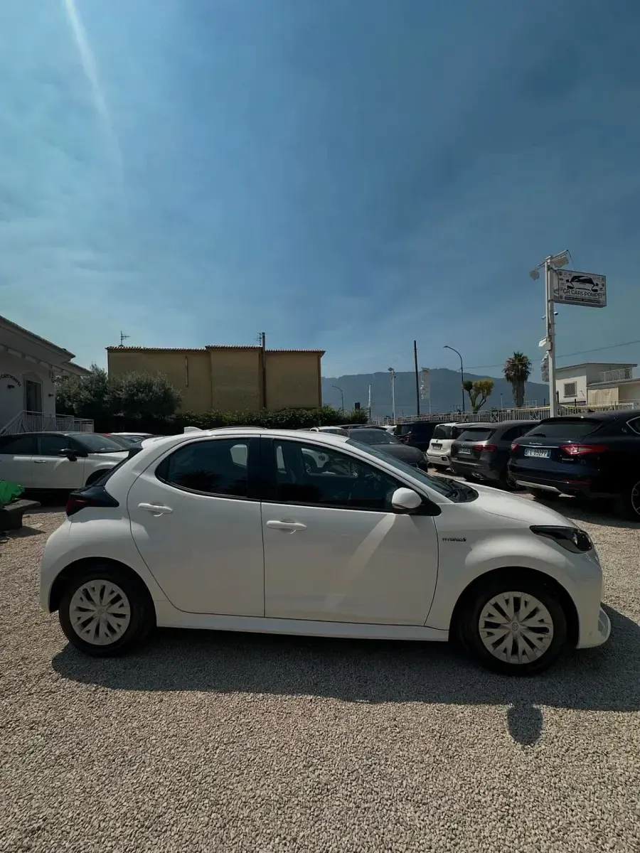 Usata Toyota Yaris Hybrid Lounge 116 CV (85 kW) 2020 Bianco Berlina