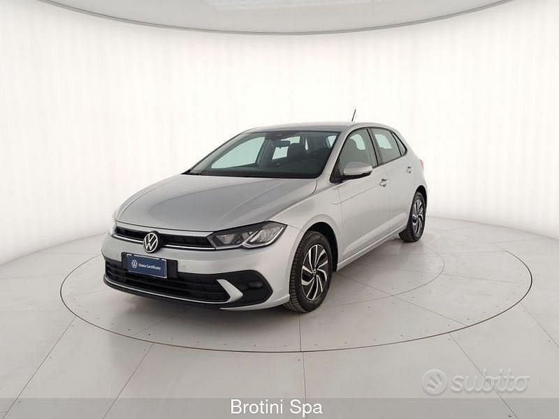 Argento metallizzato Usata 2022 VW Polo Life Tre volumi | 16.000 € (Buon prezzo) - Immagine 1/4
