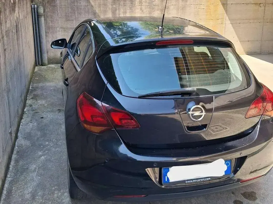 Usata Opel Astra Cosmo 125 CV (91 kW) 2011 Nero Berlina