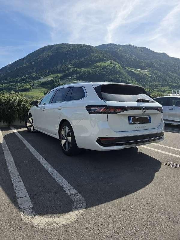 Usata VW Passat Elegance 150 CV (110 kW) 2024 Bianco Station wagon