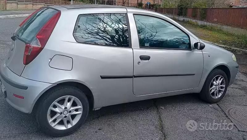 Usata Fiat Punto 60 CV (44 kW) 2005 Grigio Utilitaria