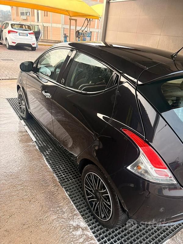 Usata Lancia Ypsilon 69 CV (50 kW) 2018 Nero Utilitaria