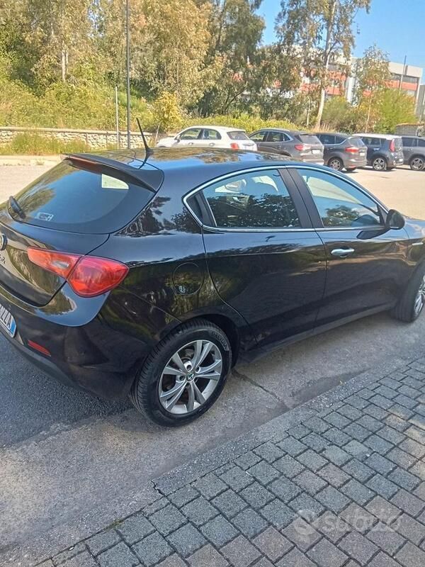 Nero Usata 2013 Alfa Romeo Giulietta Due volumi | 6500 € (Buon prezzo) - Immagine 1/4