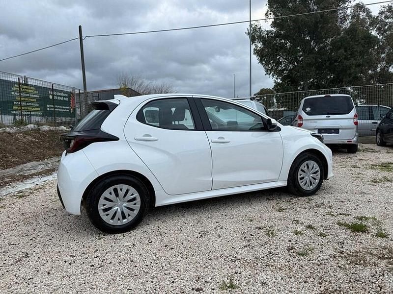 Usata Toyota Yaris Hybrid Active 92 CV (67 kW) 2024 Bianco Berlina