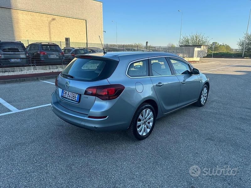 Usata Opel Astra Cosmo 110 CV (80 kW) 2012 Blu Station wagon