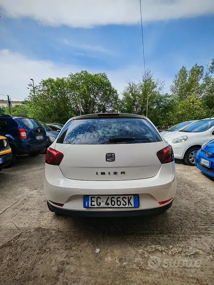 Begagnad Seat Ibiza Style 69 HK (50 kW) 2011 Vit Sedan